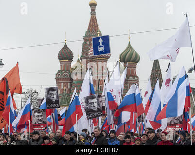 Mosca, Russia. 1 Mar, 2015. Persone tengono i ritratti del Russo leader dell opposizione Boris Nemtsov, Banner con testo russo e bandiere. San Basilio Cattedrale sullo sfondo.Il lutto rally dedicato all'uccisione di Russo leader dell opposizione. Boris Nemtsov è stato ucciso un giorno prima il governo anti protesta a Mosca. Credito: Anna Sergeeva/ZUMA filo/Alamy Live News Foto Stock