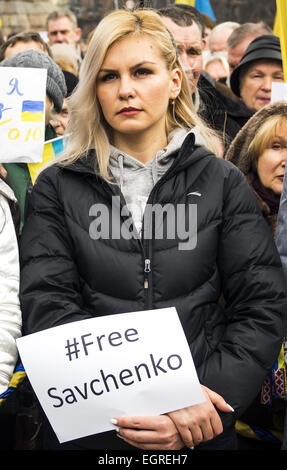 1 marzo 2015 - Una donna è in possesso di un banner fatti in casa con la scritta Savchenko Libero -- attivisti chiedere il rilascio del governo ucraino forze Nadiya pilota Savchenko dalla prigione russa. Nadiya Savchenko mentre si serve con il governo ucraino forze era catturato il 17 giugno dal pro-russo di militanti del auto-proclamato Luhansk Repubblica Popolare e viene mantenuta in russo in carcere, accusato del presunto coinvolgimento nella morte di due giornalisti russi © Igor Golovniov/ZUMA filo/Alamy Live News Foto Stock