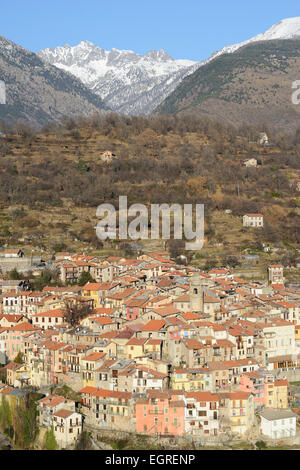 VISTA AEREA. Borgo medievale arroccato dominato dal Monte Grand Capelet (altitudine: 2935m). Belvédère, Vésubie Valley, Alpes-Maritimes, Francia. Foto Stock