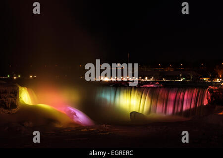 Cascate Horseshoe illuminata di notte a Niagara Falls, Ontario, Canada. Foto Stock