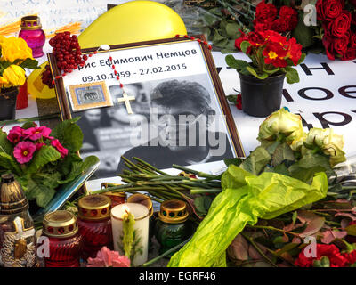 Kiev, Ucraina. 1 Mar 2015. Ritratto di Boris Nemtsov, circondato da fiori e lampade. -- A Kiev su piazza Indipendenza interviene in memoria del Russo leader dell opposizione Boris Nemtsov, ucciso a Mosca il Venerdì, Febbraio 27th. Credito: Igor Golovnov/Alamy Live News Foto Stock