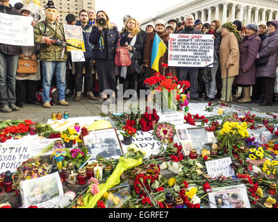 1 marzo 2015 - In un rally in memoria di Boris Nemtsov parla russo attivista per i diritti umani Elena Vasileva (con altoparlante), accanto sorge un uomo che indossa una maschera di Vladimir Putin. -- A Kiev su piazza Indipendenza interviene in memoria del Russo leader dell opposizione Boris Nemtsov, ucciso a Mosca il Venerdì, Febbraio 27th. Tra le principali versioni di omicidio del comitato investigativo della Federazione Russa ha visto anche il sentiero ucraino. © Igor Golovniov/ZUMA filo/Alamy Live News Foto Stock