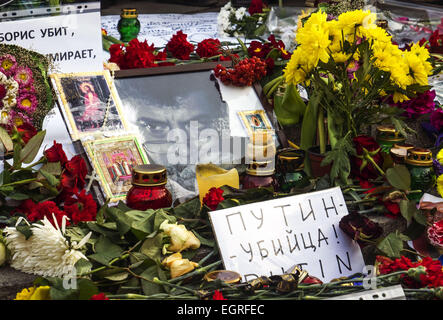 1 marzo 2015 - Ritratto di Boris Nemtsov, circondato da fiori e lampade, in primo piano un banner con la scritta ''Putin - assassino" -- a Kiev su piazza Indipendenza interviene in memoria del Russo leader dell opposizione Boris Nemtsov, ucciso a Mosca il Venerdì, Febbraio 27th. Tra le principali versioni di omicidio del comitato investigativo della Federazione Russa ha visto anche il sentiero ucraino. © Igor Golovniov/ZUMA filo/Alamy Live News Foto Stock