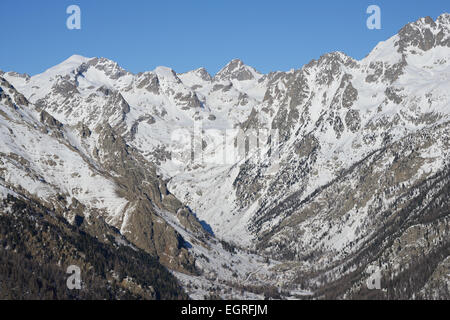 VISTA AEREA. Alta Valle Gordolasque in inverno. Belvédère, Parco Nazionale del Mercantour, Alpi Marittime, entroterra della Costa Azzurra, Francia. Foto Stock