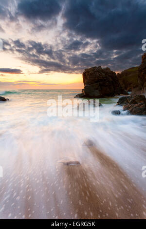 Un rapido aumento delle onde a Dail Mor sulla spiaggia di Harris e Lewis Foto Stock