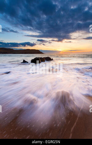 Grandi onde del tormento della spiaggia del Dail Mor sulla costa occidentale dell'isola di Lewis. Foto Stock