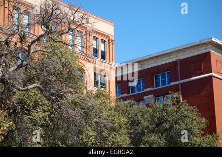 Aprire il sesto piano finestra del Texas School Book Depository Building, ora il sesto piano Museum Foto Stock