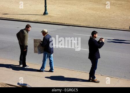 L'uomo vendita di riproduzione di Dallas Morning News assassinio di Kennedy edition. X in street marks colpo mortale. Foto Stock