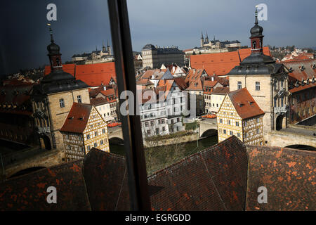 Bamberg, Germania. Il 27 febbraio, 2015. Una vista della Neue Residenz (L-R), Michaelsberg Abbey e il Municipio della Città Vecchia oltre il fiume Regnitz dalla torre del Palazzo Geyerswoerth a Bamberg in Germania, 27 febbraio 2015. Bamberg è stato un Sito Patrimonio Mondiale dell'UNESCO dal 1993. Foto: David Ebener/dpa/Alamy Live News Foto Stock