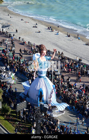 La folla guarda la Regina alla sfilata di Carnevale di Nizza nel 2015 sulla famosa Promenade des Anglais. Nizza, Alpi Marittime, Costa Azzurra, Francia. Foto Stock