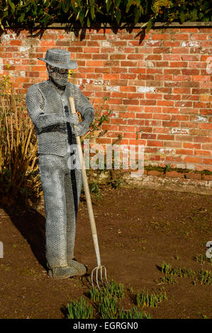 " Il giardiniere' un Derek Kinzett filo scultura alla Newstead Abbey, Nottinghamshire, Inghilterra. Il 1 marzo 2015. Foto Stock