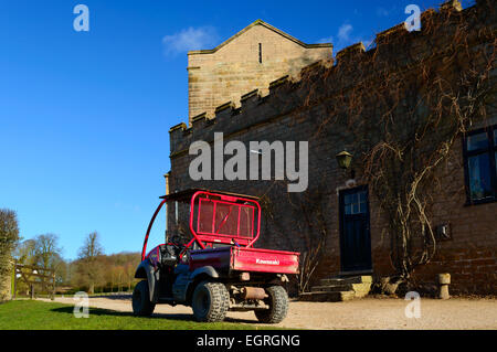 La Newstead Abbey, Nottinghamshire, Inghilterra - 1 marzo: un carrello da golf nella motivazione di Newstead Abbey, Nottinghamshire, Inghilterra. Il 1 Foto Stock