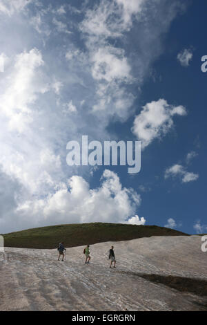 Gli escursionisti in montagna neve campo Colorado Foto Stock