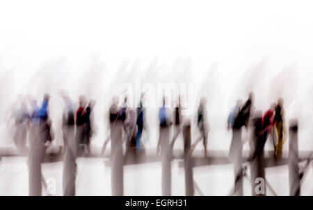 Abstract motion blur immagini di persone che attraversano la U Bein bridge, Mandalay Myanmar ( Birmania ), Asia Foto Stock