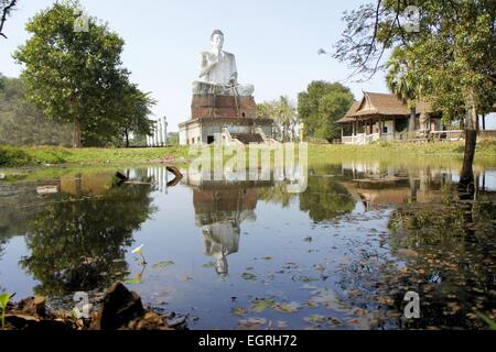 Buddha gigante di Battambang, Cambogia Foto Stock