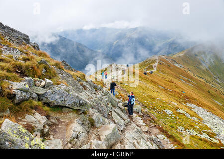 Zakopane, Polonia - 13 settembre: gruppo di turisti a piedi alla cima del Kasprowy Wierch nei Monti Tatra 13 Settembre 20 Foto Stock