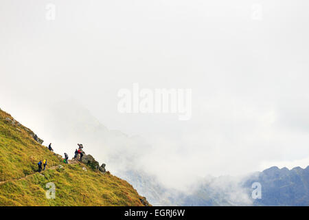 Zakopane, Polonia - 13 settembre: gruppo di turisti a piedi alla cima del Kasprowy Wierch nei Monti Tatra 13 Settembre 20 Foto Stock