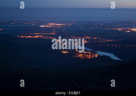 Luci vista da Snowdon lungo la linea ferroviaria di notte Foto Stock