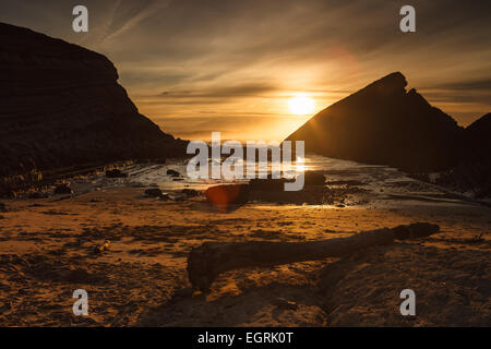 El Madero beach dal tramonto. Liencres Cantabria, Spagna. Foto Stock