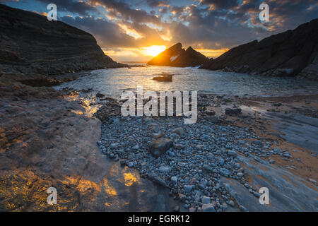 El Madero beach dal tramonto. Liencres Cantabria, Spagna. Foto Stock