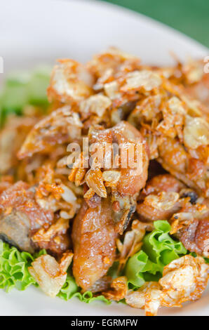 Profondo fritto di pollo fritto con aglio e verdure fresche Foto Stock