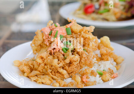 Croccante fritti uova sbattute frittata servita con riso al vapore Foto Stock