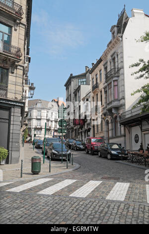 Vista di Charles Hanssens St, una strada acciottolata a Bruxelles, in Belgio. Foto Stock