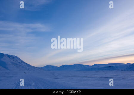 Safari in Snowmobile in Adventdalen, Svalbard Foto Stock