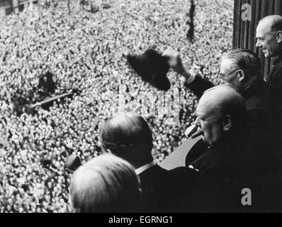 VE GIORNO Churchill e i membri del suo gabinetto onda per le folle di Whitehall dal Ministero della Salute il 8 maggio 1945 dopo la sua trasmissione annunciando la fine della guerra con la Germania. Aneurin Bevan è alla sua destra. Foto Stock