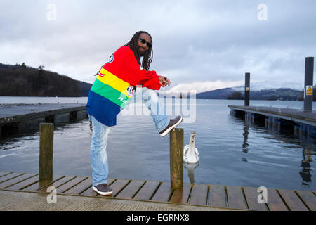 Lago di Windermere, RU. 1 Marzo, 2015. Ras Sherbyi, riprese la loro musica video 'Polizia Reggae"nel distretto del lago Lago di Windermere Credito: Gordon Shoosmith/Alamy Live News Foto Stock