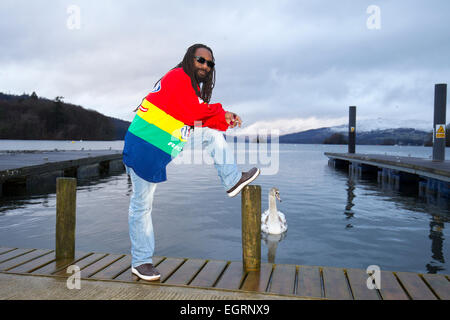 Lago di Windermere, RU. 1 Marzo, 2015. Ras Sherby, riprese la loro musica video 'Polizia Reggae"nel distretto del lago Lago di Windermere Credito: Gordon Shoosmith/Alamy Live News Foto Stock