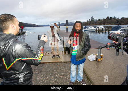 Lago di Windermere, RU. 1 Marzo, 2015. Ras Sherby & King Taffari, riprese la loro musica video 'Polizia Reggae"nel distretto del lago Lago di Windermere Credito: Gordon Shoosmith/Alamy Live News Foto Stock