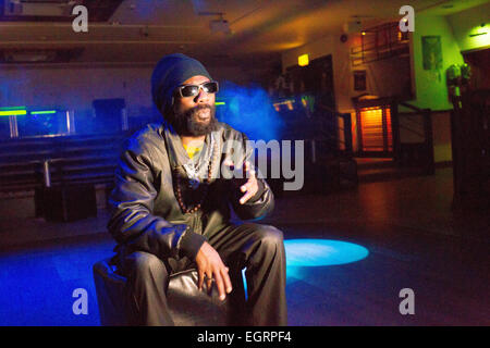 Lago di Windermere, RU. 1 Marzo, 2015. Ras Sherby & Mirza Mc , le riprese del loro video musicale con re Taffari 'Polizia Reggae"nel distretto del lago Lago di Windermere Credito: Gordon Shoosmith/Alamy Live News Foto Stock