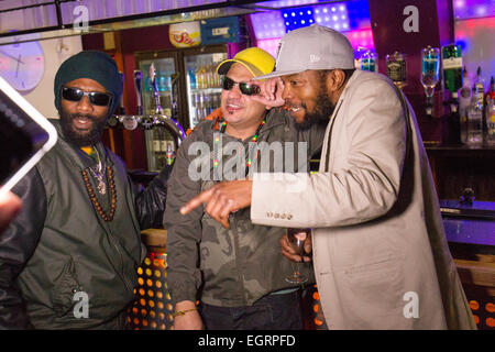 Lago di Windermere, RU. 1 Marzo, 2015. Ras Sherby & Mirza Mc , le riprese del loro video musicale con re Taffari 'Polizia Reggae"nel distretto del lago Lago di Windermere Credito: Gordon Shoosmith/Alamy Live News Foto Stock