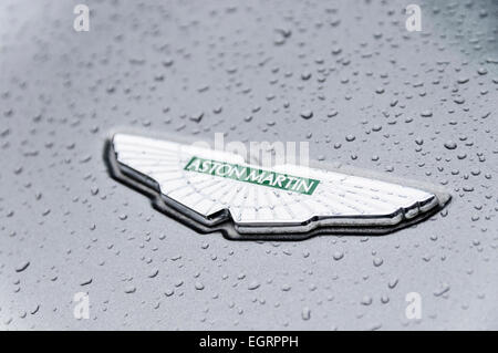 Aston Martin monogramma sul cofano del motore di un'auto, con leggera pioggia Foto Stock