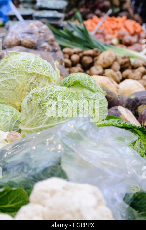 Verdure in vendita su un mercato in stallo Foto Stock