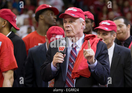 Madison, Wisconsin, Stati Uniti d'America. 1 Marzo, 2015. Wisconsin coach Bo Ryan parla alla folla dopo aver vinto il grande dieci campionato dopo il NCAA pallacanestro tra il Wisconsin Badgers e Michigan State Spartans a Kohl Center a Madison, WI. Wisconsin sconfitto Michigan 68-61. Credito: Cal Sport Media/Alamy Live News Foto Stock