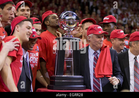 Madison, Wisconsin, Stati Uniti d'America. 1 Marzo, 2015. Wisconsin coach Bo Ryan celebra come Badgers vincere il grande dieci Campionato durante il NCAA pallacanestro tra il Wisconsin Badgers e Michigan State Spartans a Kohl Center a Madison, WI. Wisconsin sconfitto Michigan 68-61. Credito: Cal Sport Media/Alamy Live News Foto Stock