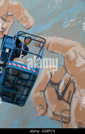 Jerico, 20, l'Italia, la sua pittura murale - Big City Life è un progetto di Stefano Antonelli e Francesca Mezzano che è stata entusiasticamente condivisa da 20 artisti di strada da molti paesi. Tor Marancia, Roma, è un alloggiamento pubblico trimestre costruito subito dopo la seconda guerra mondiale. Sta diventando ora un museo a cielo aperto con murales 10 da 16 metri sulle facciate, con il record di essere la prima al mondo e la più grande concentrazione di arte contemporanea pittura in uno spazio così piccolo come Tor Marancia (meno di 1 ettaro) - Inaugurazione lunedì 9 marzo Foto Stock