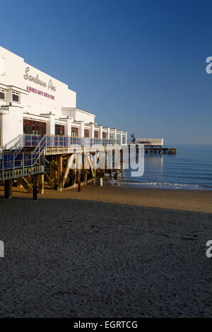 Sandown Pier è un piacere pier a Sandown, Isola di Wight in Inghilterra. Sandown divenne un piacere resort durante il periodo Vittoriano. Foto Stock