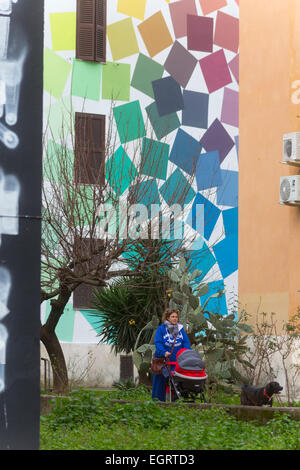 Dily la vita tra i murales in Big City Life, un progetto di Stefano Antonelli e Francesca Mezzano che è stata entusiasticamente condivisa da 20 artisti di strada da molti paesi. Tor Marancia, Roma, è un alloggiamento pubblico trimestre costruito subito dopo la seconda guerra mondiale. Sta diventando ora un museo a cielo aperto con murales 10 da 16 metri sulle facciate, con il record di essere la prima al mondo e la più grande concentrazione di arte contemporanea pittura in uno spazio così piccolo come Tor Marancia (meno di 1 ettaro) - Inaugurazione lunedì 9 marzo Foto Stock