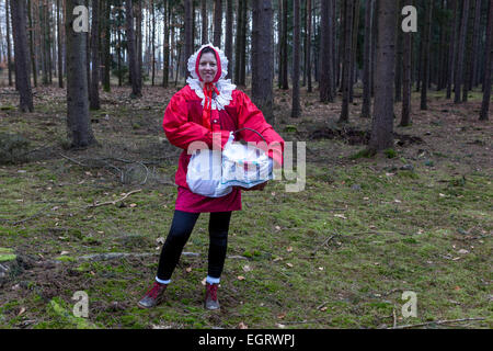 Donna vestita nella maschera carnevale di Little Red Riding Cofano Foto Stock