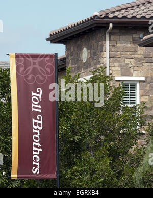 Orange County, California, Stati Uniti d'America. Il 21 febbraio, 2015. In Pennsylvania in base home builder, pedaggio Fratelli, è una società per azioni quotata in borsa (NYSE - TOL) noto per la costruzione di gran lusso home progetti di sviluppo in tutti i principali mercati metropolitani negli Stati Uniti. Un banner con "pedaggio fratelli' sul display nella parte anteriore del case del modello presso un Orange County, California housing project. © David Bro/ZUMA filo/Alamy Live News Foto Stock