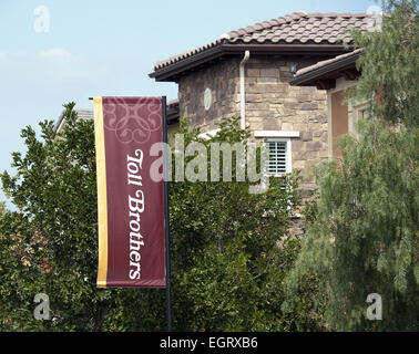 Orange County, California, Stati Uniti d'America. Il 21 febbraio, 2015. In Pennsylvania in base home builder, pedaggio Fratelli, è una società per azioni quotata in borsa (NYSE - TOL) noto per la costruzione di gran lusso home progetti di sviluppo in tutti i principali mercati metropolitani negli Stati Uniti. Un banner con "pedaggio fratelli' sul display nella parte anteriore del case del modello presso un Orange County, California housing project. © David Bro/ZUMA filo/Alamy Live News Foto Stock