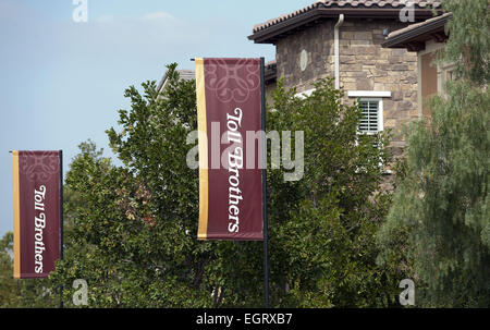 Orange County, California, Stati Uniti d'America. Il 21 febbraio, 2015. In Pennsylvania in base home builder, pedaggio Fratelli, è una società per azioni quotata in borsa (NYSE - TOL) noto per la costruzione di gran lusso home progetti di sviluppo in tutti i principali mercati metropolitani negli Stati Uniti. Un banner con "pedaggio fratelli' sul display nella parte anteriore del case del modello presso un Orange County, California housing project. © David Bro/ZUMA filo/Alamy Live News Foto Stock
