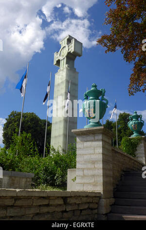 Una croce di vetro è un memoriale al estone di guerra di indipendenza in Piazza della Libertà Tallinn Estonia Foto Stock