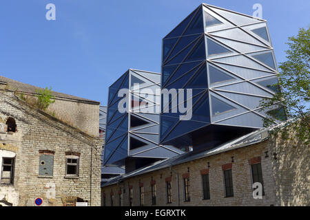 Un mix di vecchio e nuovo edificio ristrutturato nel quartiere Rotermann di Tallinn. Foto Stock