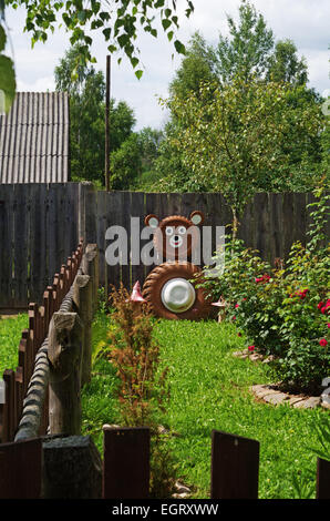 Casa rurale yard - giardino, recinzione e recare da pneumatici per automobile. Foto Stock