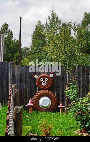 Casa rurale yard - giardino, recinzione e recare da pneumatici per automobile. Foto Stock