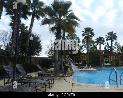 Outdoor inground privato residenziale piscina con cascata - Pubblico stile condominio in Florida Foto Stock